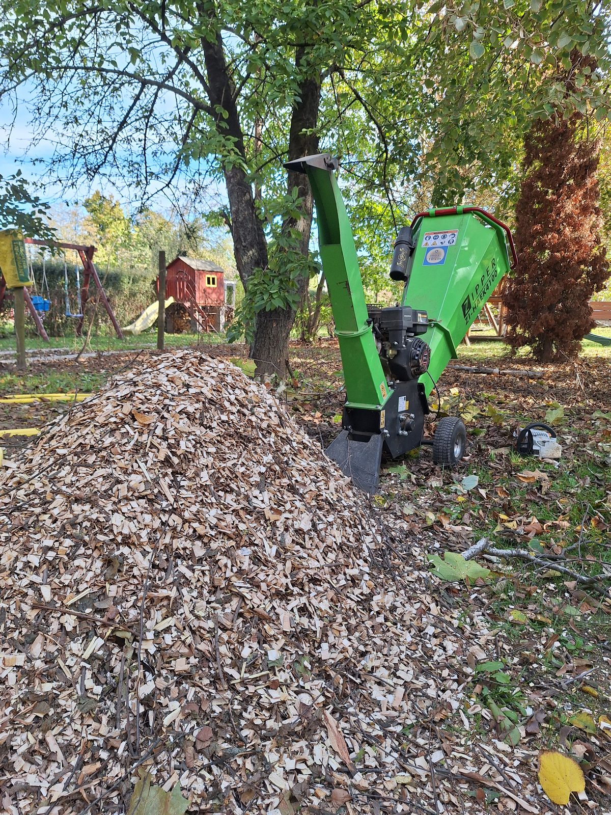 Aprítványhegy és aprítógép a munkaterületen